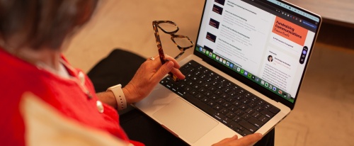 Lady looking at Change&Co online training on computer screen